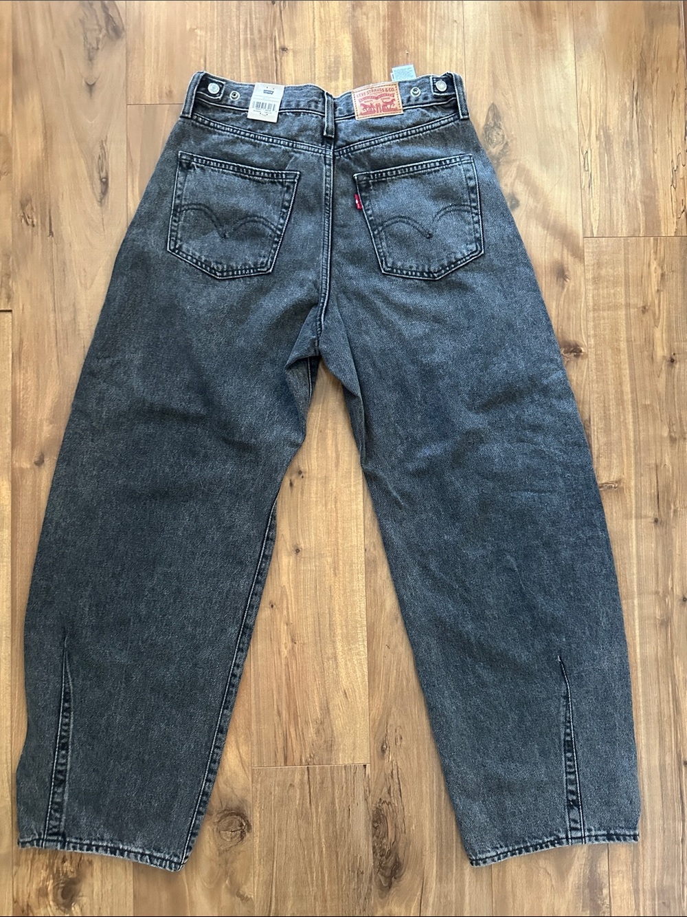 Woman’s Levi’s Cinch barrel Jeans - Picture 7 of 7